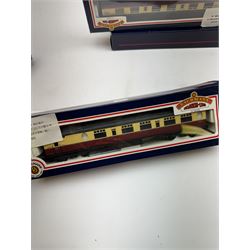 Six Bachmann '00' gauge passenger coaches, to include 34527 63ft Bullied Corridor 2nd, 34502 63ft Bullied Corridor Open Brake 2nd, 34576 63ft Bullied Open 2nd, 34425 63ft Thompson Composite Brake, 34475 63ft Thompson 1st Corridor and 34081 Collett 1st/2nd, all in BR crimson and cream livery, all boxed