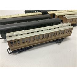 Various makers ‘00 gauge - fifteen carriages from various makers to include two boxed Mainline examples no.37112 in cream and crimson, further from Hornby and Tri-Ang etc (15)