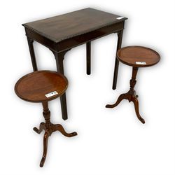 Early 20th century Georgian design mahogany side table, rectangular top with gadroon carved edge, on square supports with inner chamfer, decorated with beading, fretwork corner brackets (69cm x 45cm, H70cm); together with a pair of Georgian design mahogany wine tables (D31cm, H52cm)