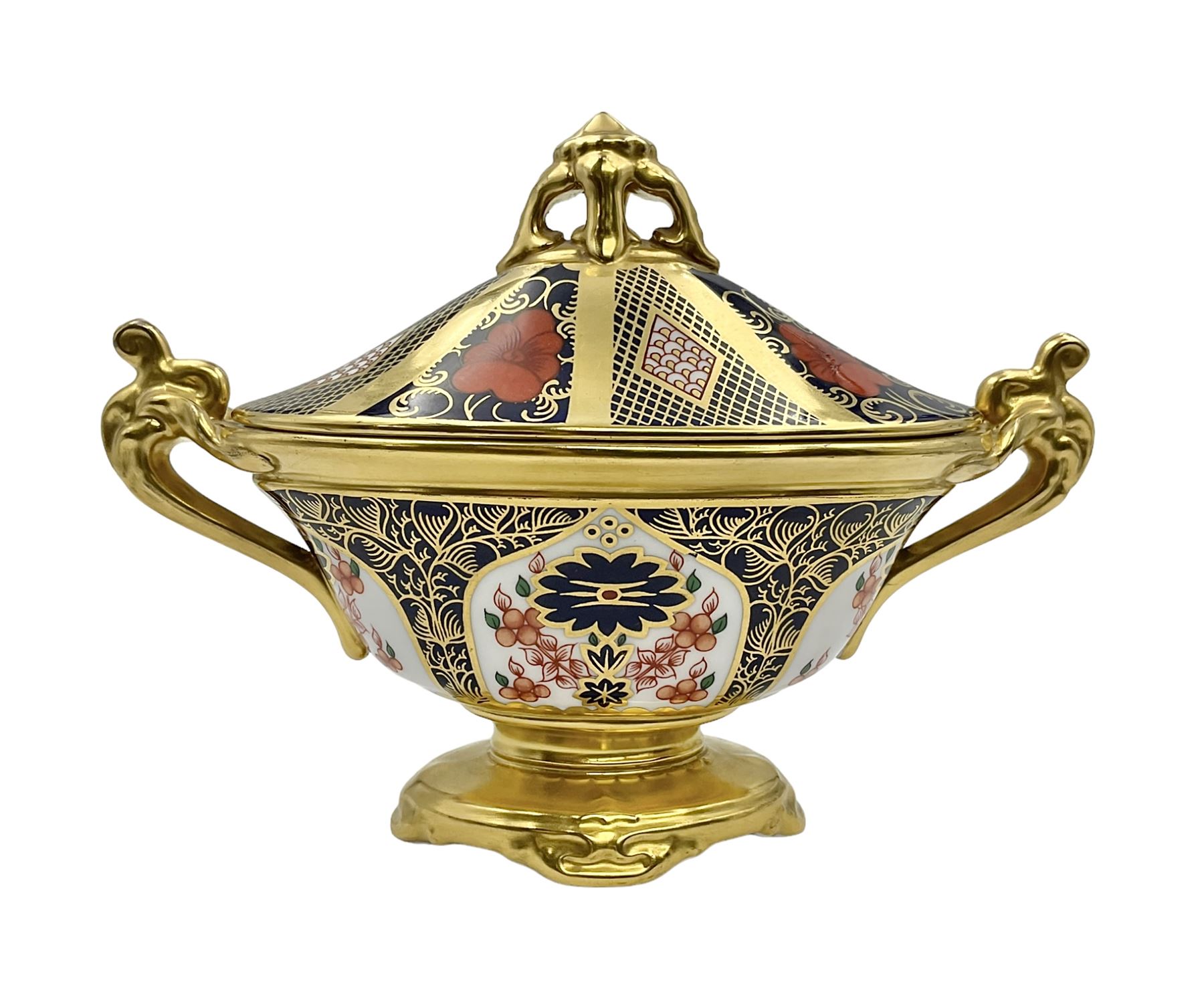 Late 20th century Royal Crown Derby Imari 1128 pattern twin handled pedestal dish and cover, with printed marks beneath including Roman numeral date code for 1980, H14cm L18cm