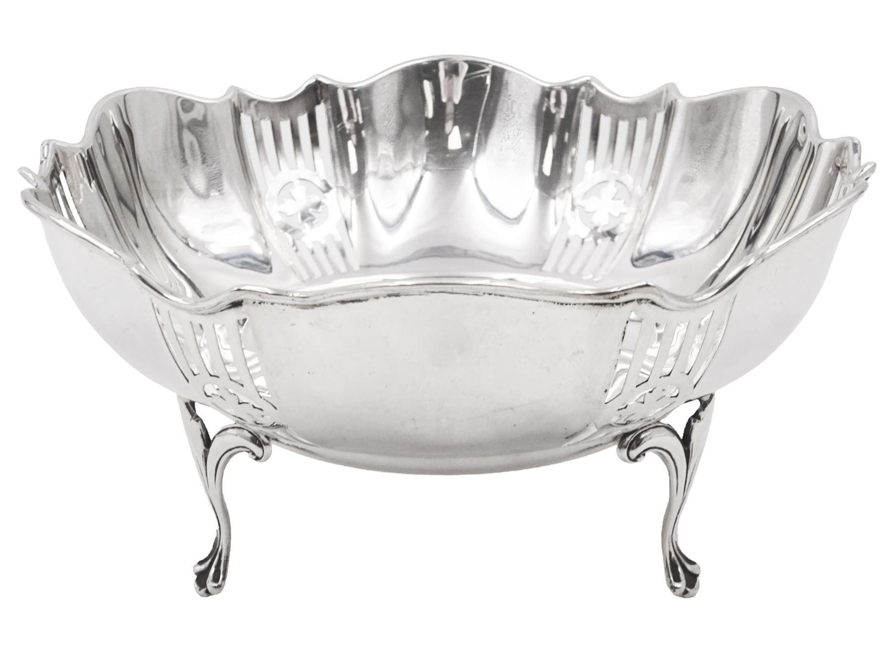 1920s silver bowl, of circular form with shaped rim and pierced sides, upon four feet, hallmarked Sydney & Co, Birmingham 1926, H7cm