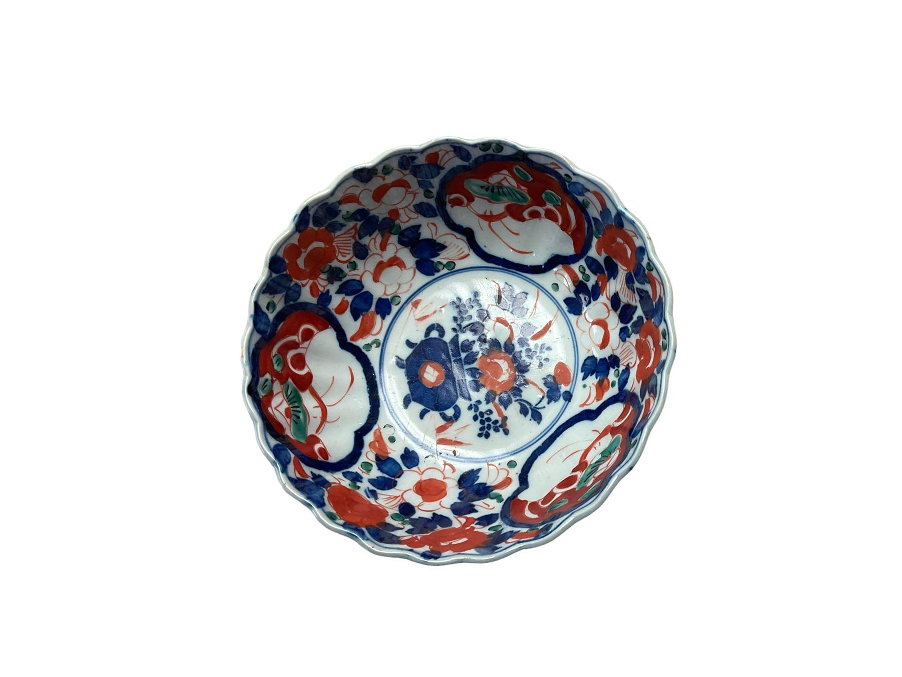 Japanese Imari bowl with scalloped rim, D19cm 