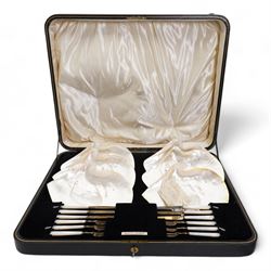 George V silver fruit service by William Hutton & Sons Ltd, comprising six mother of pearl plates, each mounted with three silver ball feet, together with six mother of pearl and silver fruit knives and forks, hallmarked Sheffield, 1911, 1917 and 1924, displayed in a silk and velvet fitted box, retailed by James R Ogdens & Sons, Harrogate, with original receipt label, shell W26cm, case W60cm 

Provenance: Nidd Hall: acquired by Guy Reed from Richard Butler, 17th Viscount Mountgarret, in 1968.