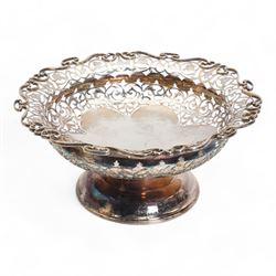 Edwardian silver circular fruit basket with flower head and scroll pierced border on a short pedestal foot D25cm London 1908 Maker Josiah Williams & Co