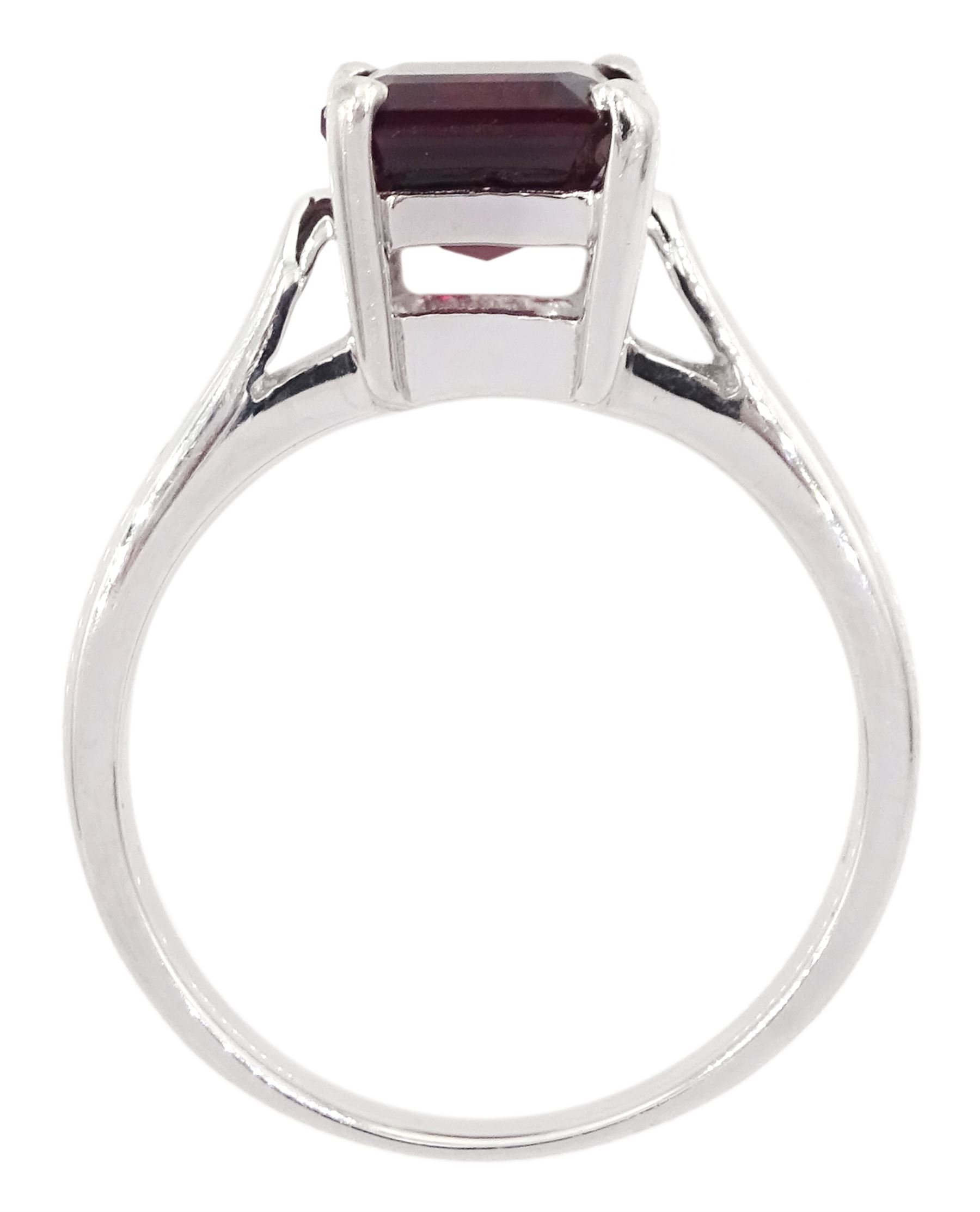 9ct white gold single stone rhodolite garnet ring, hallmarked, garnet approx 2.50 carat