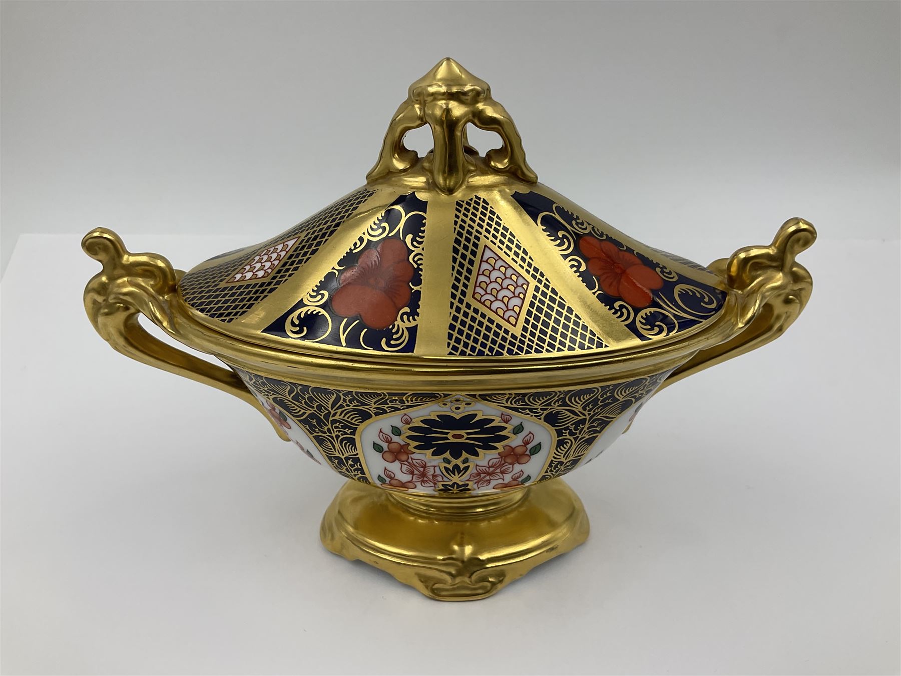 Late 20th century Royal Crown Derby Imari 1128 pattern twin handled pedestal dish and cover, with printed marks beneath including Roman numeral date code for 1980, H14cm L18cm