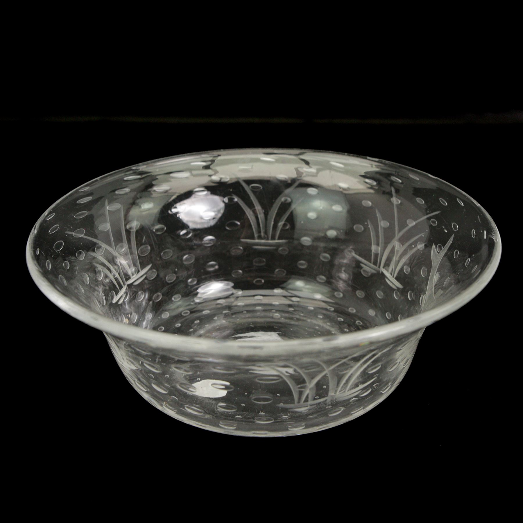 Thomas Webb glass bowl, decorated with fishes amongst bubbles, D18cm