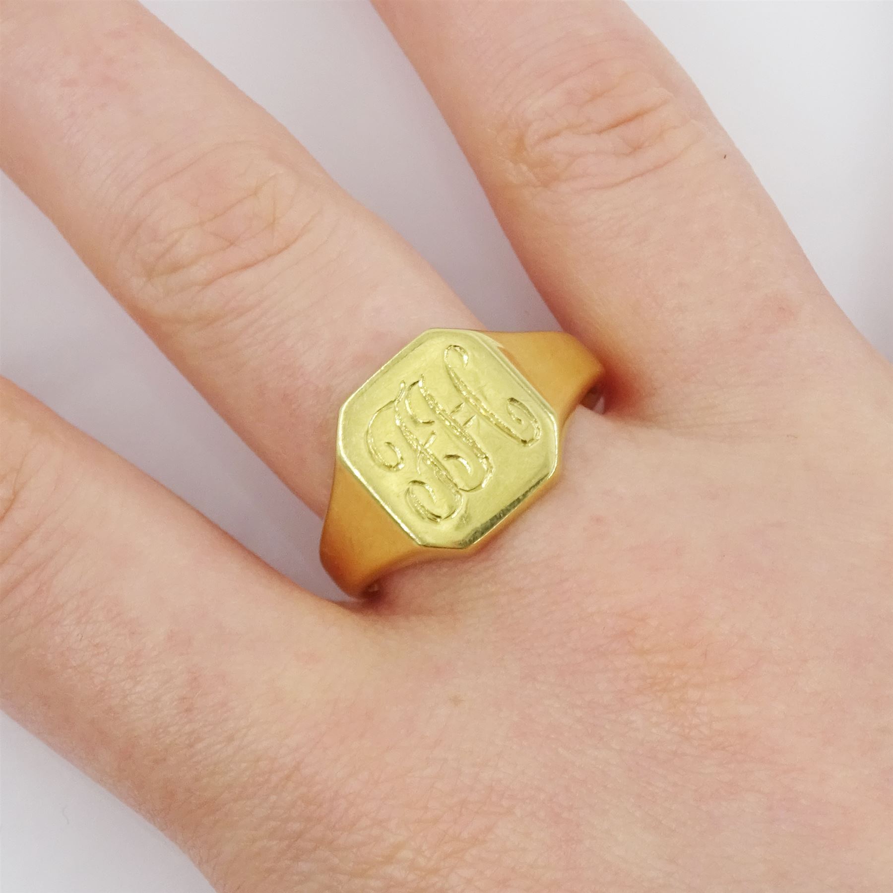 18ct gold signet ring, with engraved initials FH, Birmingham 1997