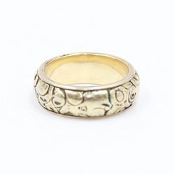 9ct gold wedding band, embossed with floral decoration