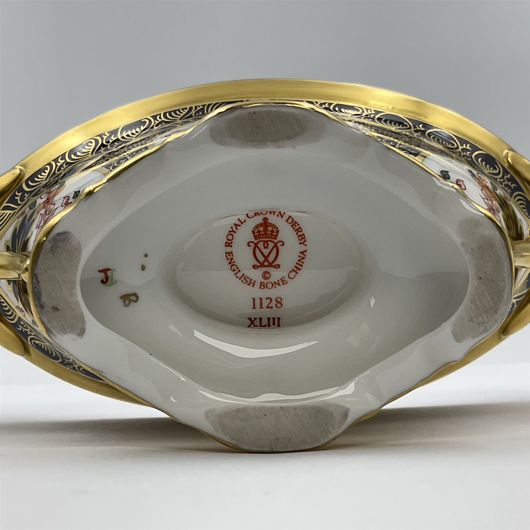 Late 20th century Royal Crown Derby Imari 1128 pattern twin handled pedestal dish and cover, with printed marks beneath including Roman numeral date code for 1980, H14cm L18cm