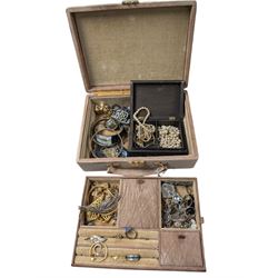 Silver jewellery, including Norwegian enamel ring, Continental silver stone set horse and jockey brooch, silver marcasite leaf brooch, faux pearl items in carved box and other costume jeweller5059