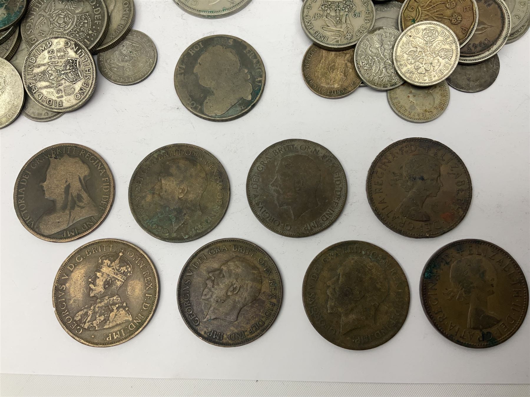 Approximately 135 grams of Great British pre 1947 silver coins, small number of pre 1920 silver threepence pieces, Australia 1935 Centenary florin token, pre-decimal pennies and other coinage