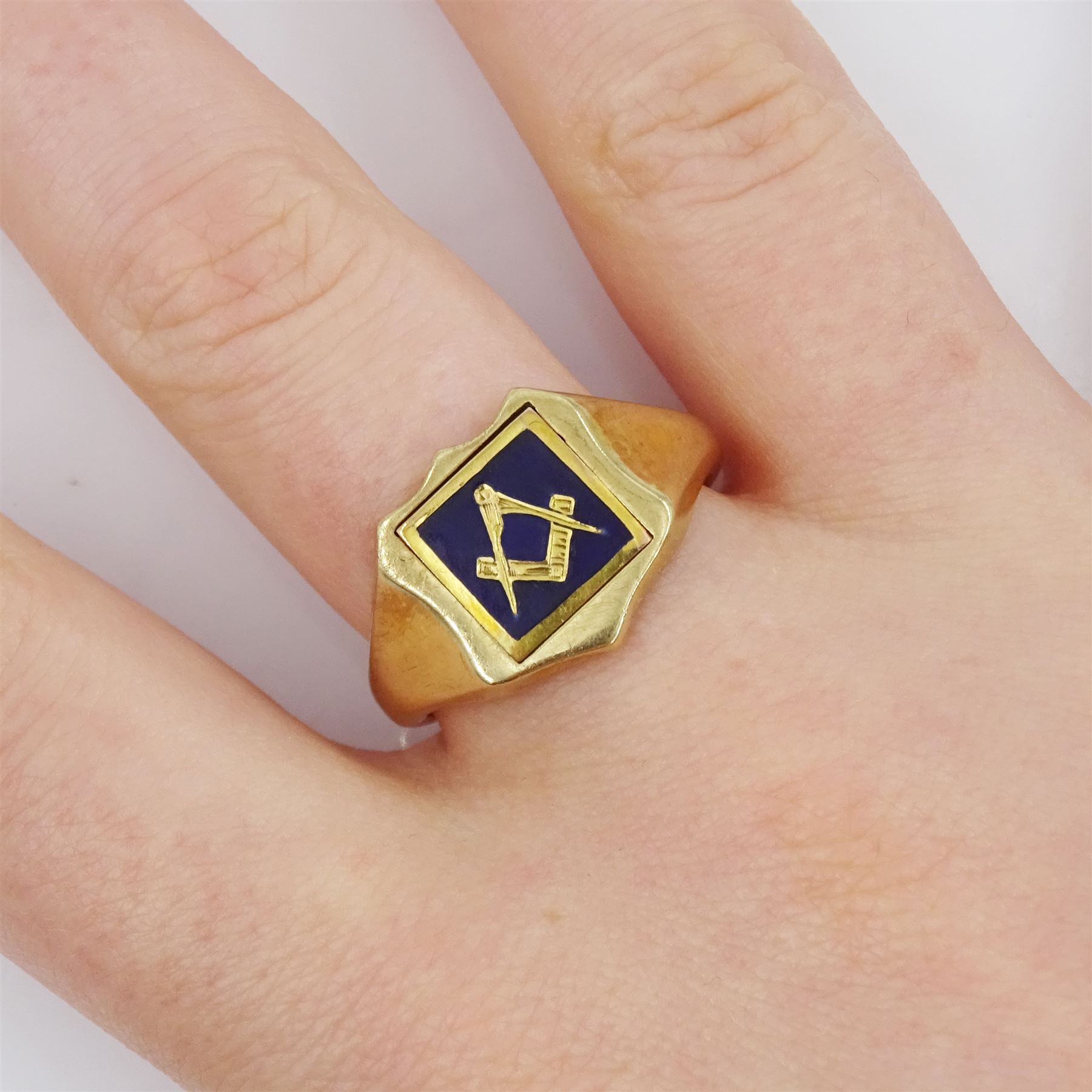 9ct gold blue enamel Masonic swivel ring, the reverse inscribed 'JB', Birmingham 1987 