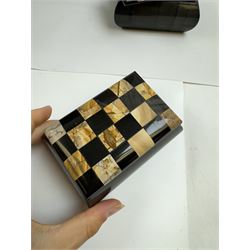 Pair of onyx boxes, with chequered lids, H5cm, L10cm 