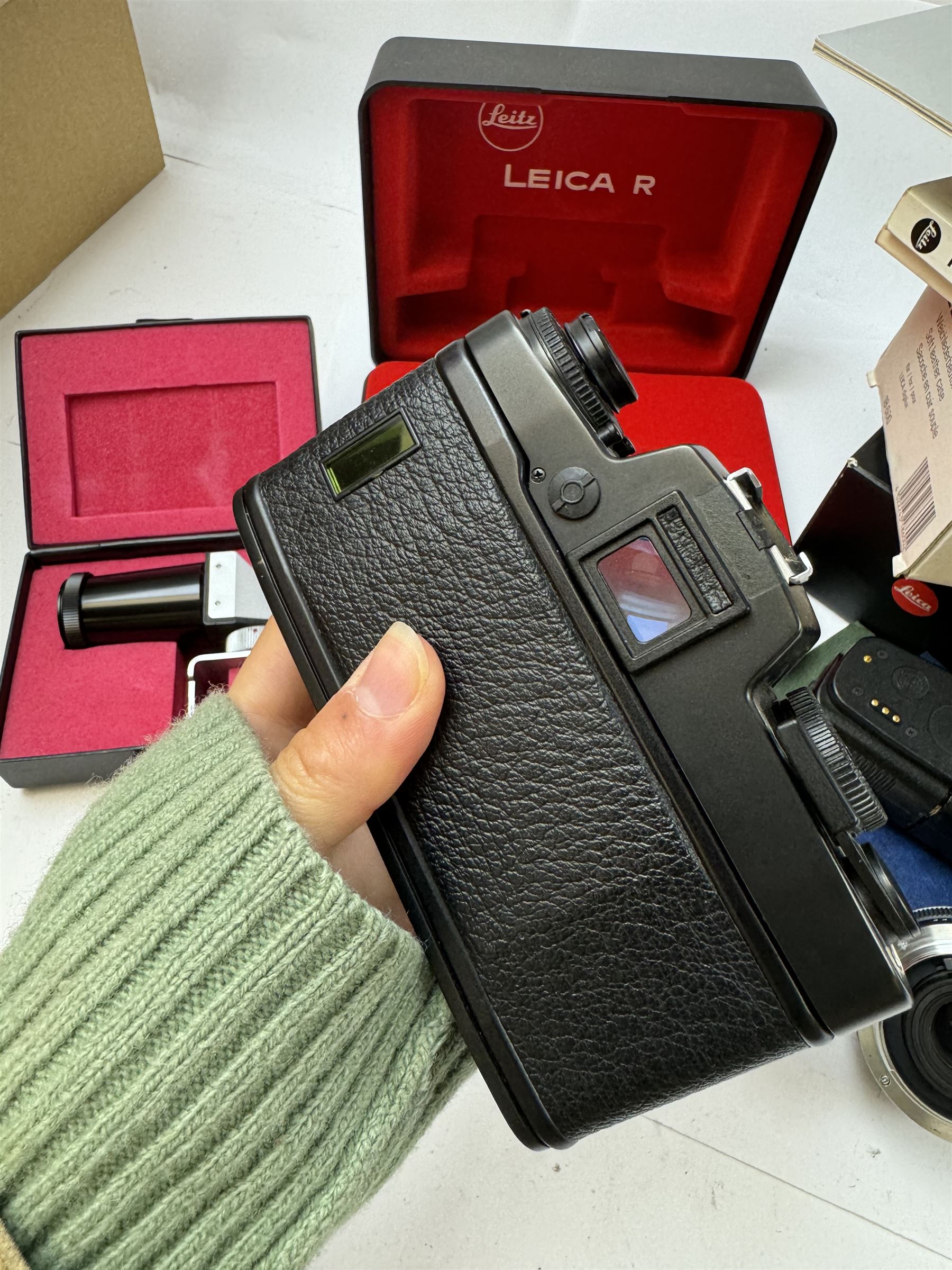 Leica R4 camera body serial no. 1582062, boxed, together with Leitz Externder-R x2 for Leica R3/4 serial no. 3326174 and other Leica accessories, including clear hard case, lens cap, right angle finder, motor winder, soft case, empty C11 box, instruction manuals and Leica handbooks