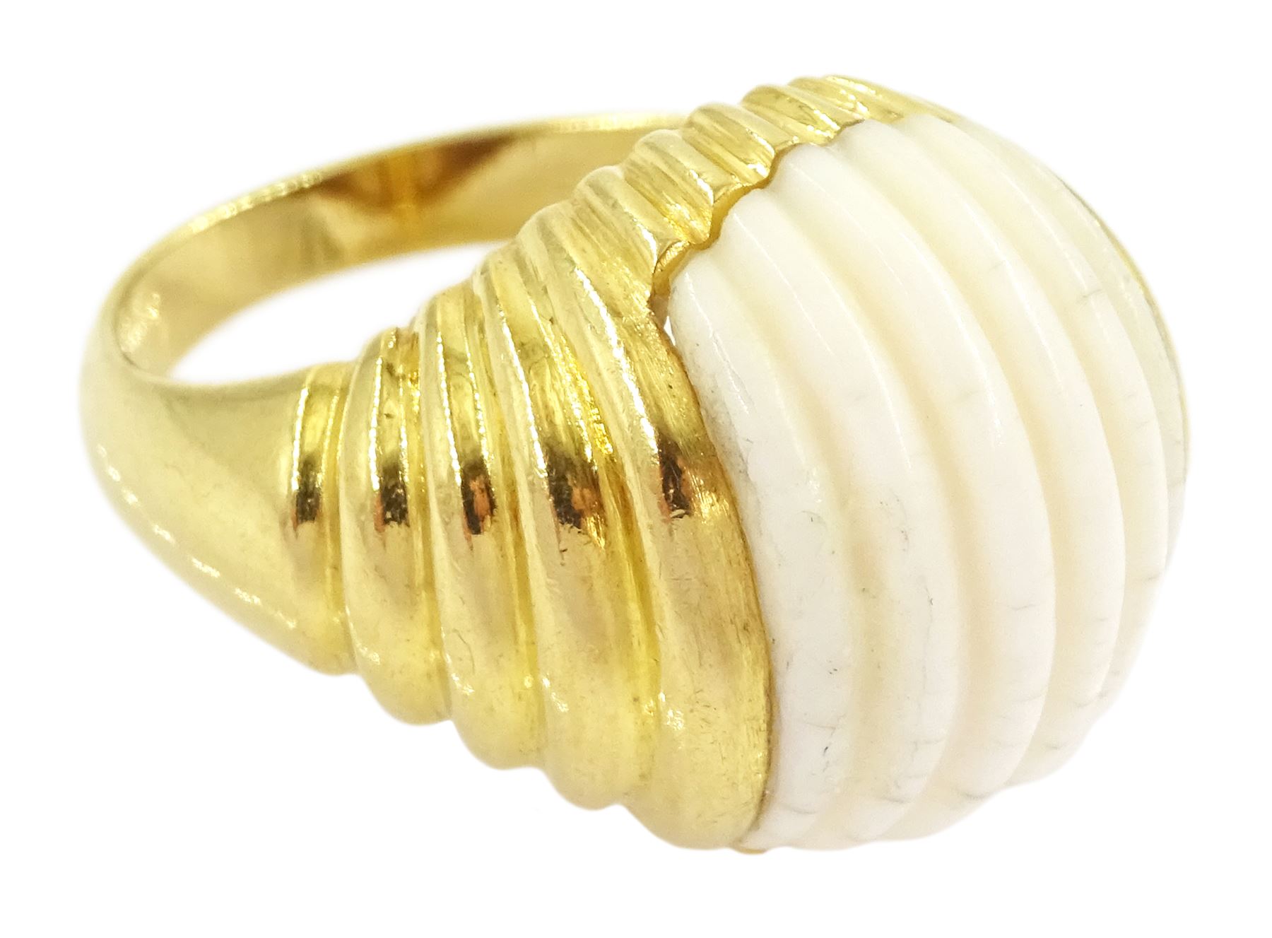 18ct gold ridged ivorine ring, stamped 750 