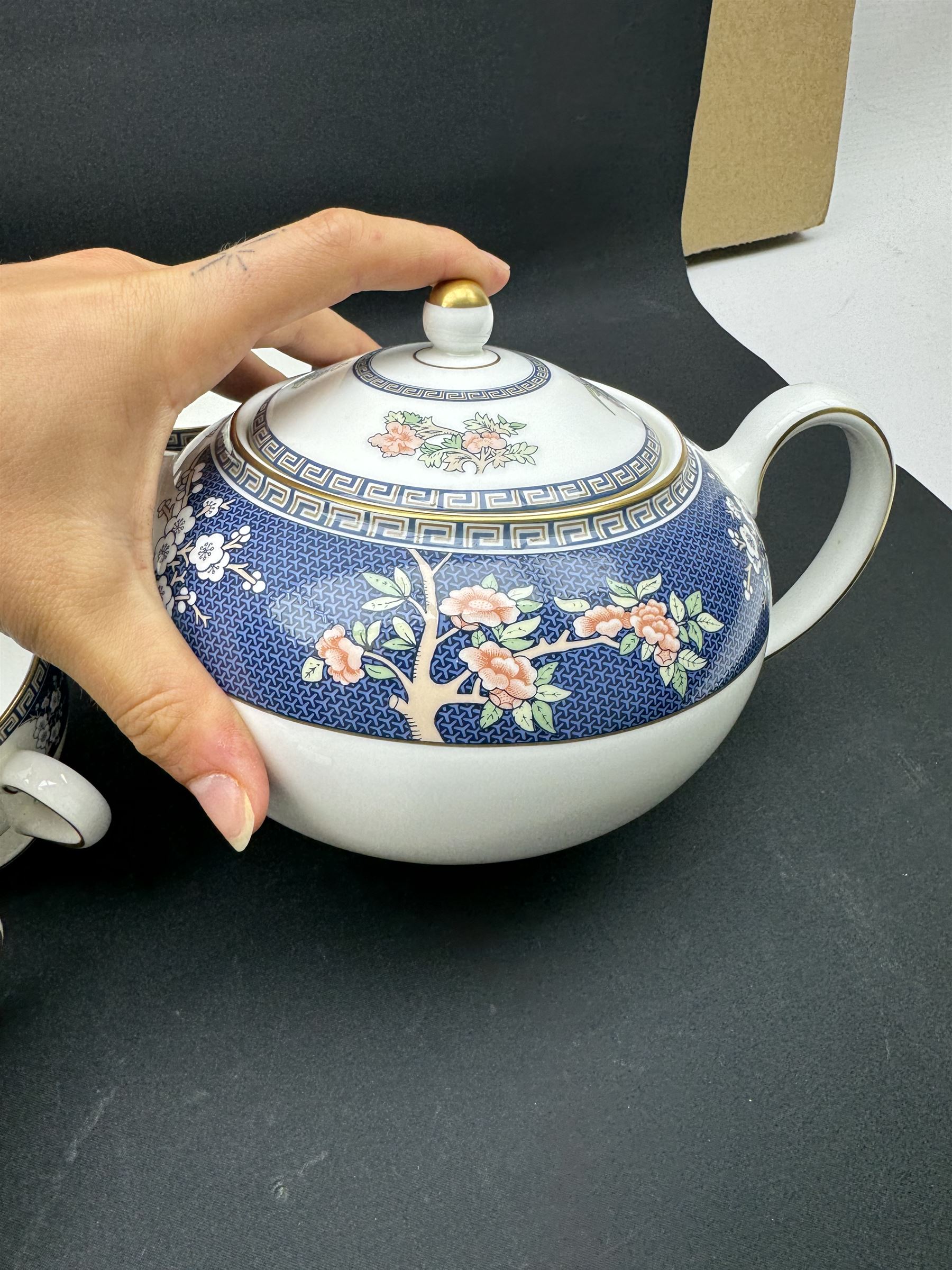 Wedgwood Blue Siam pattern tea and dinner service, including teapot, milk jug, open sucrier, six teacups and saucers, six dinner plates etc 