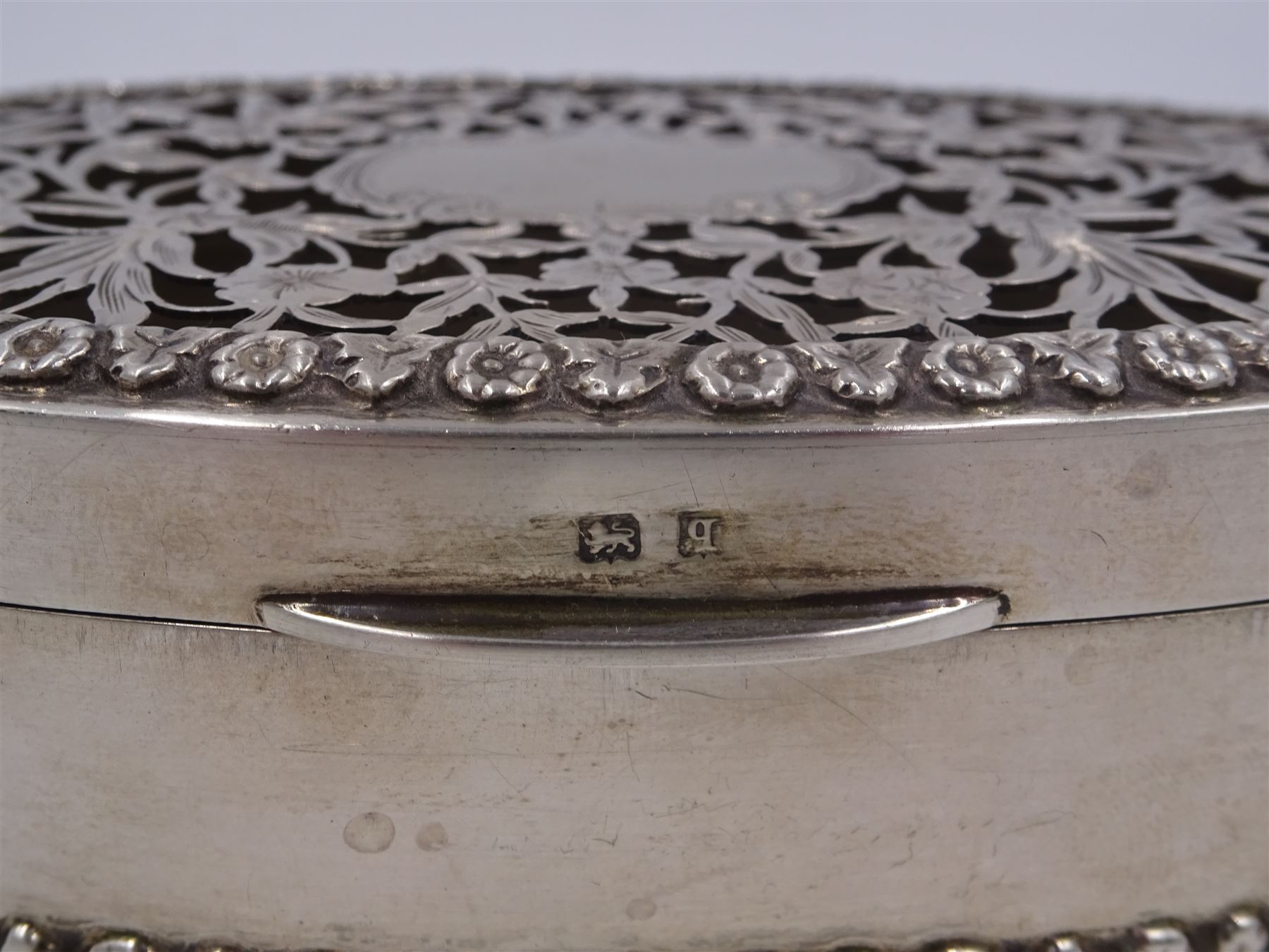 Edwardian silver trinket box, of navette form, the hinged cover with pierced floral and foliate decoration, and blank cartouche, hallmarked George Nathan & Ridley Hayes, Birmingham 1915 and stamped to base Pearce & Sons Silversmiths Leeds & York, W15.5cm, H3.5cm, 