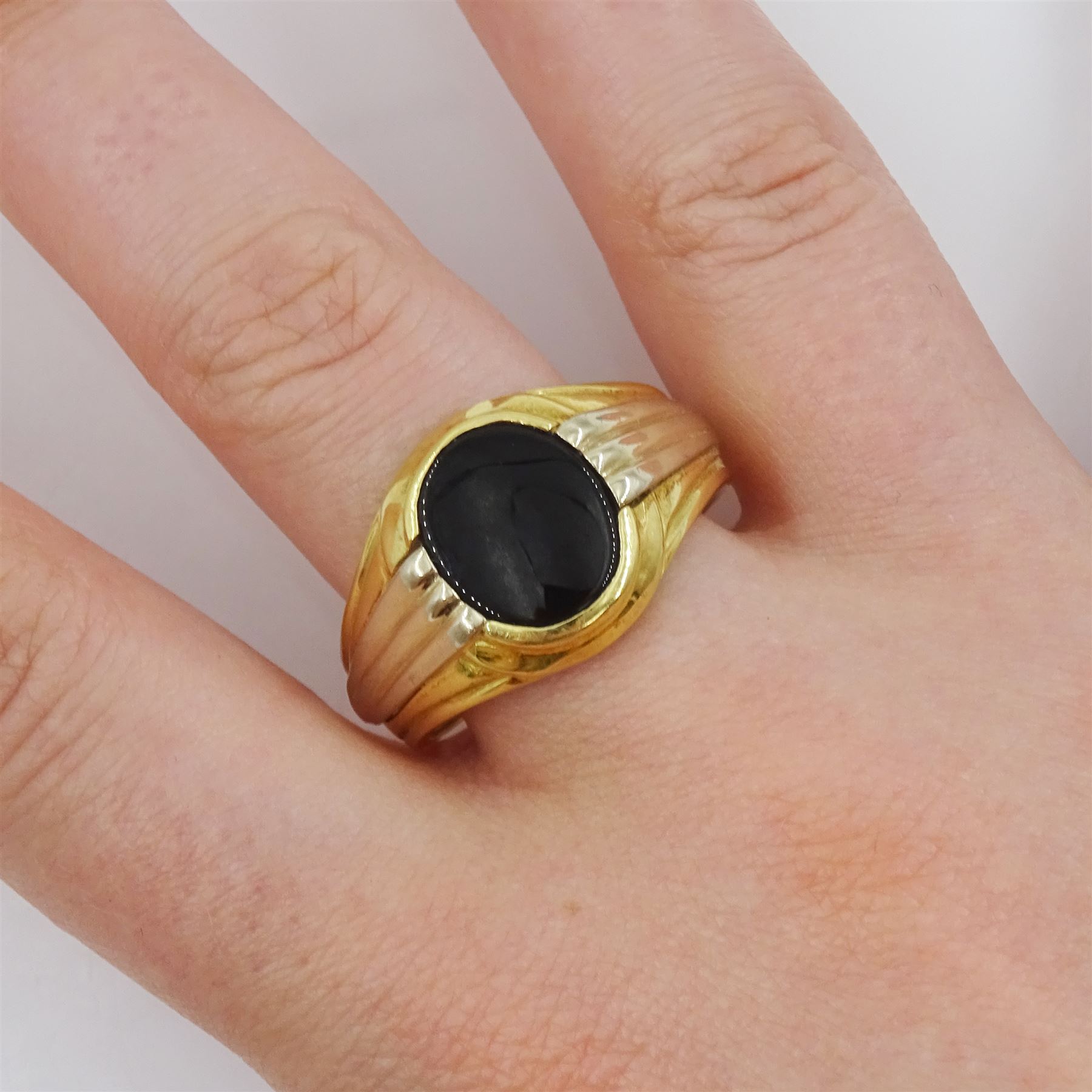 18ct gold single stone black onyx signet ring, stamped 750