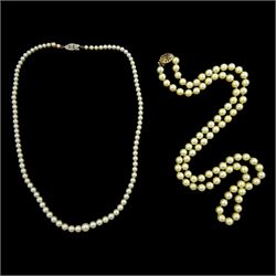 Single strand graduated cultured pearl necklace with 9ct white gold diamond set clasp and ...