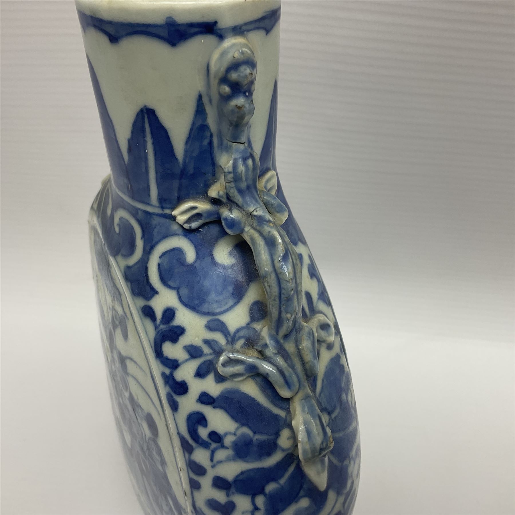 Late 19th/early 20th century Chinese blue and white vase, of moon flask form with twin lizard handles to shoulders, the central panel painted with warriors on horseback, H22cm