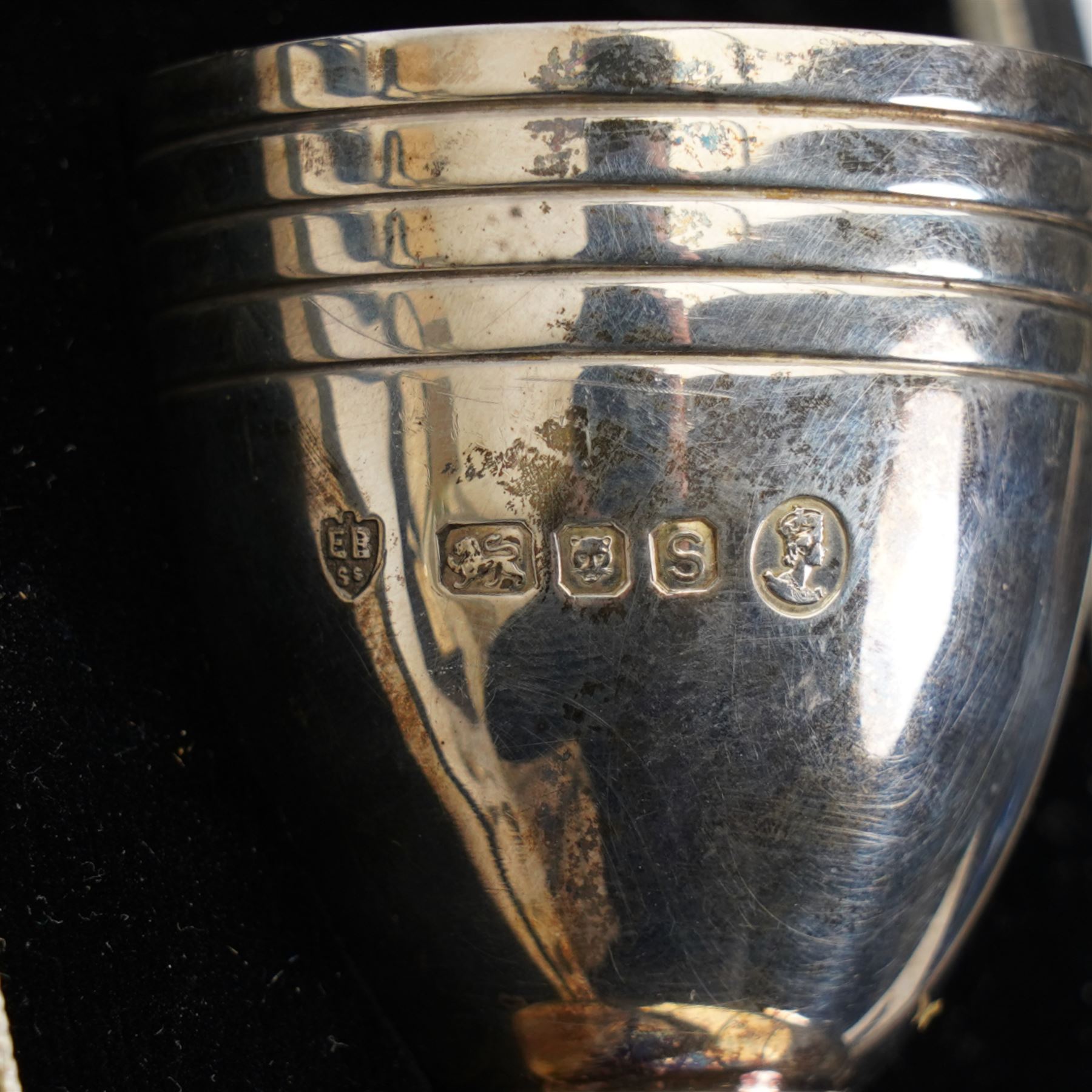 Elizabeth II silver egg cup and spoon London 1953, cased, silver spoon and pusher, six teaspoons and a dessert spoon