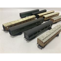 Various makers ‘00 gauge - fifteen carriages from various makers to include two boxed Mainline examples no.37112 in cream and crimson, further from Hornby and Tri-Ang etc (15)