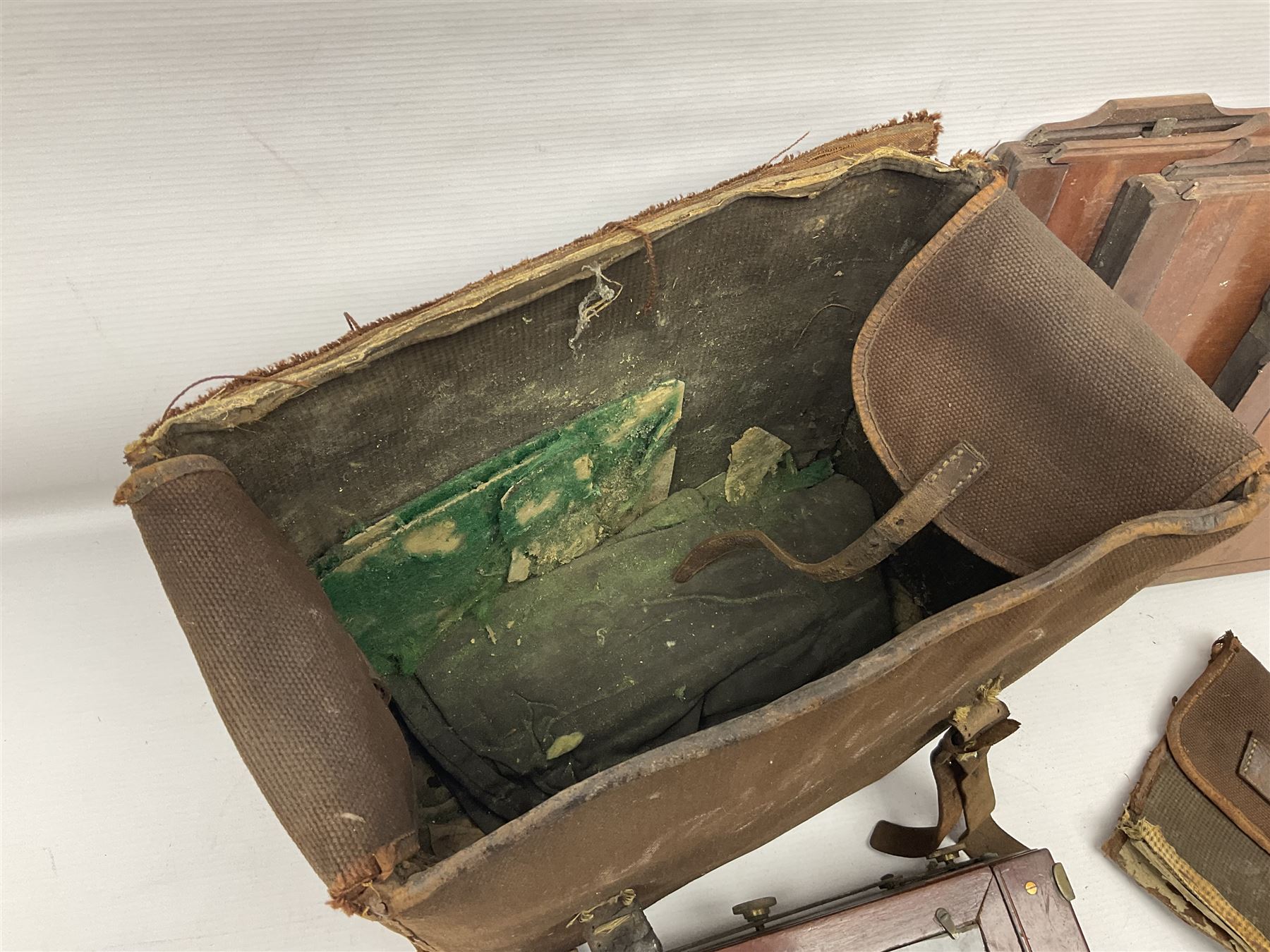 Folding plate camera in mahogany and lacquered brass, with additional plates and case