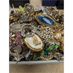 Large collection of costume brooches, including vintage, animal and novelty examples