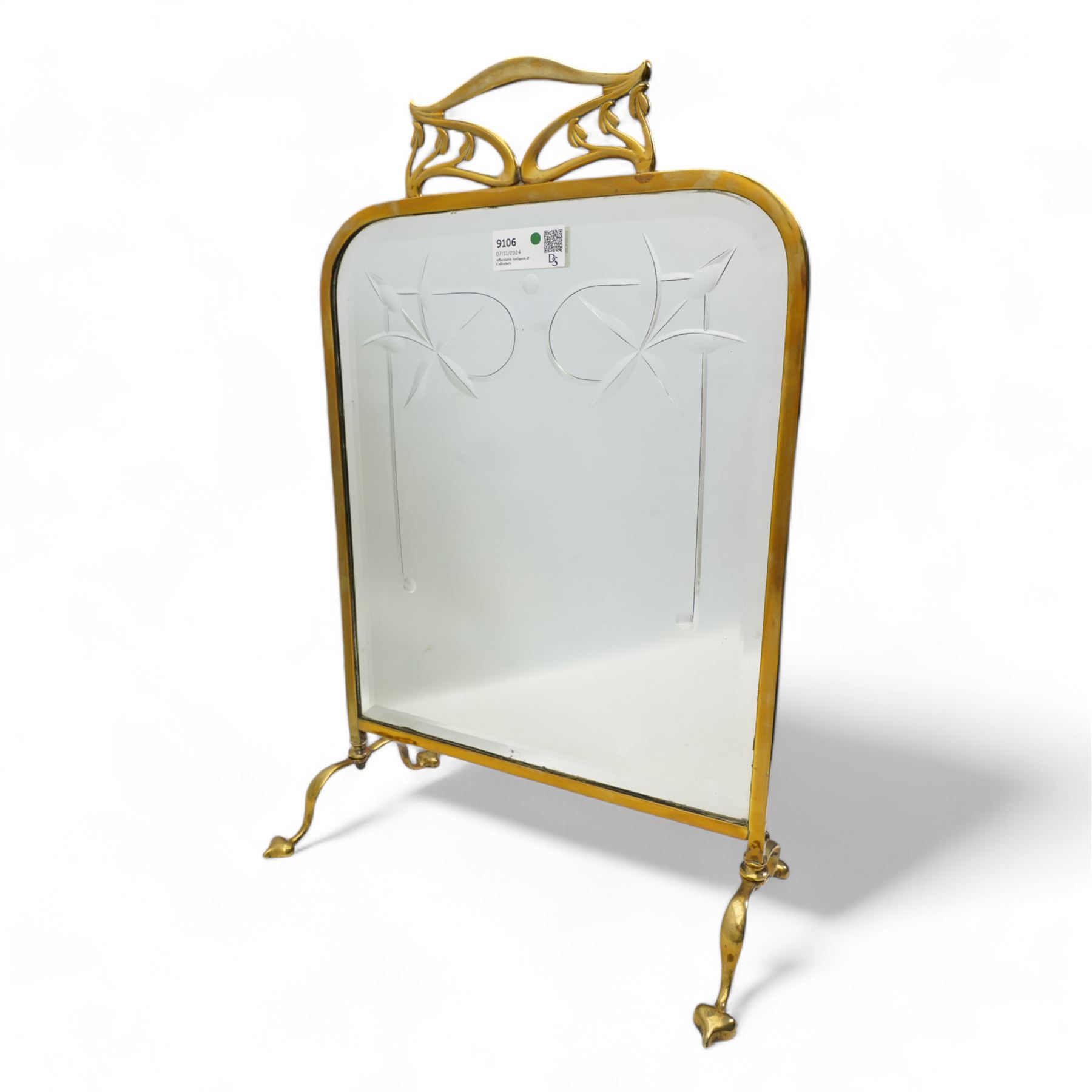 Art Nouveau style brass fire screen with inset mirrored panel H69cm and a large pottery urn (2)