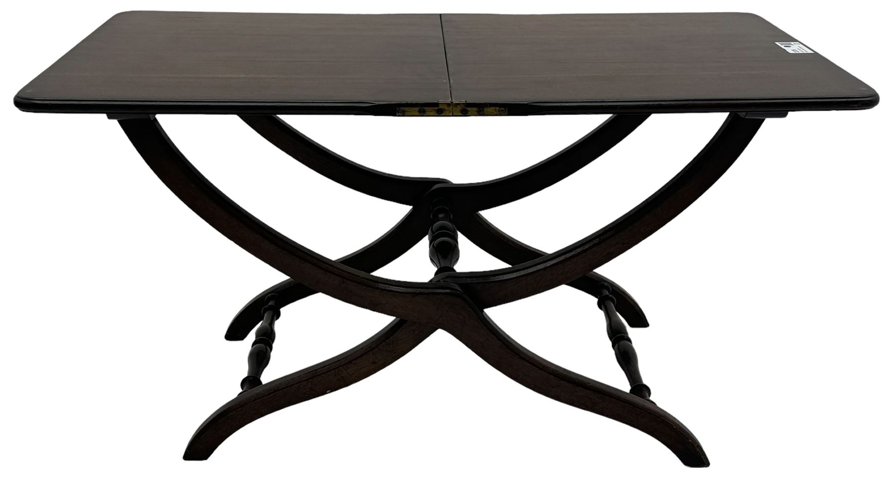 20th century mahogany coaching table or coffee table, folding mechanism, rectangular moulded top with rounded corners, on shaped supports united by turned stretchers 