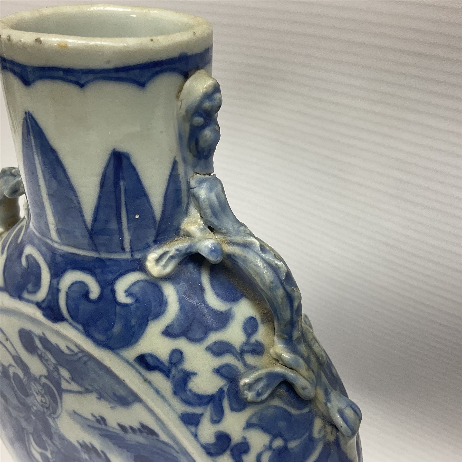 Late 19th/early 20th century Chinese blue and white vase, of moon flask form with twin lizard handles to shoulders, the central panel painted with warriors on horseback, H22cm