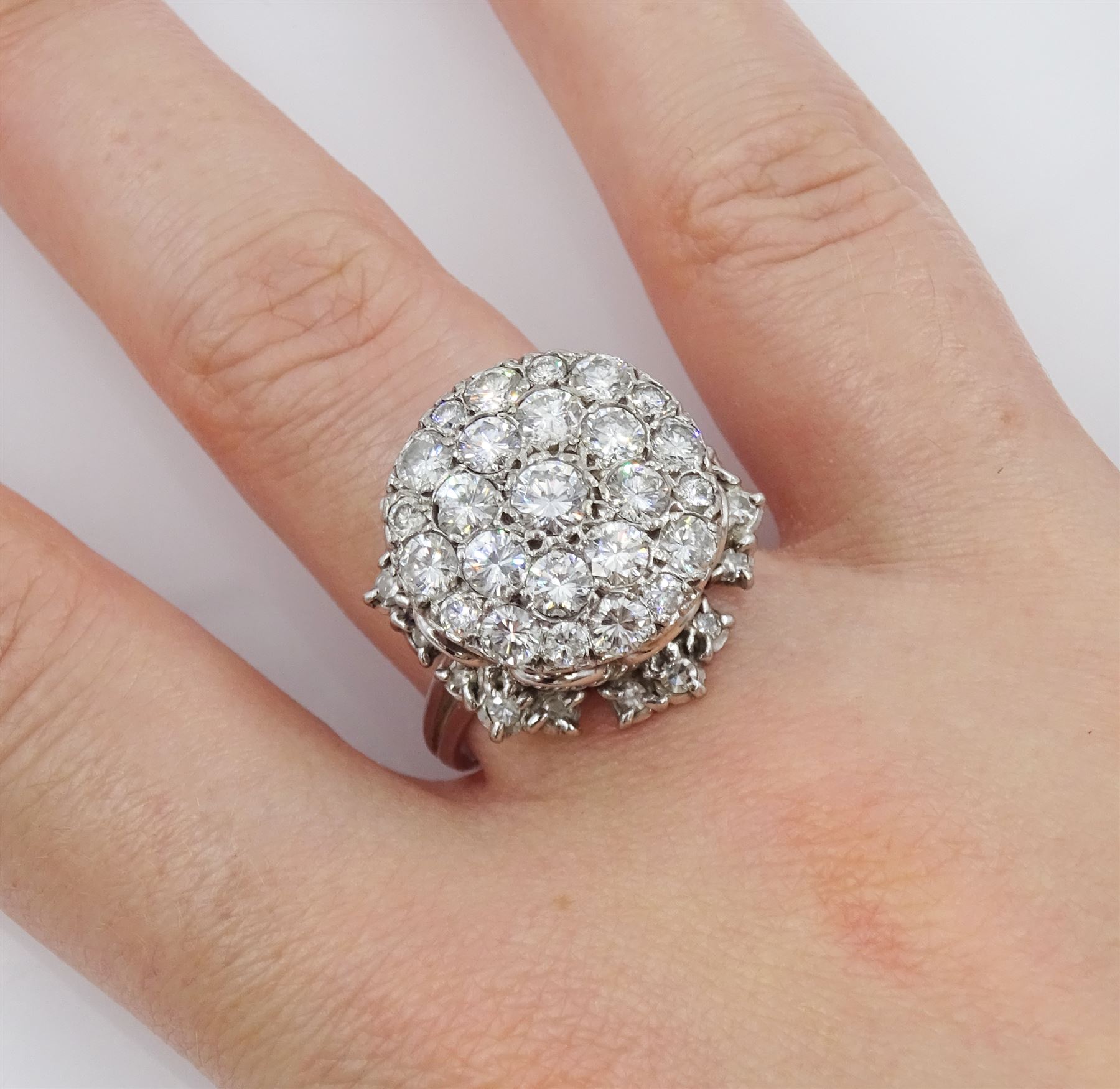 18ct white gold round brilliant cut diamond cluster ring, stamped 750, total diamond weight approx 2.00 carat