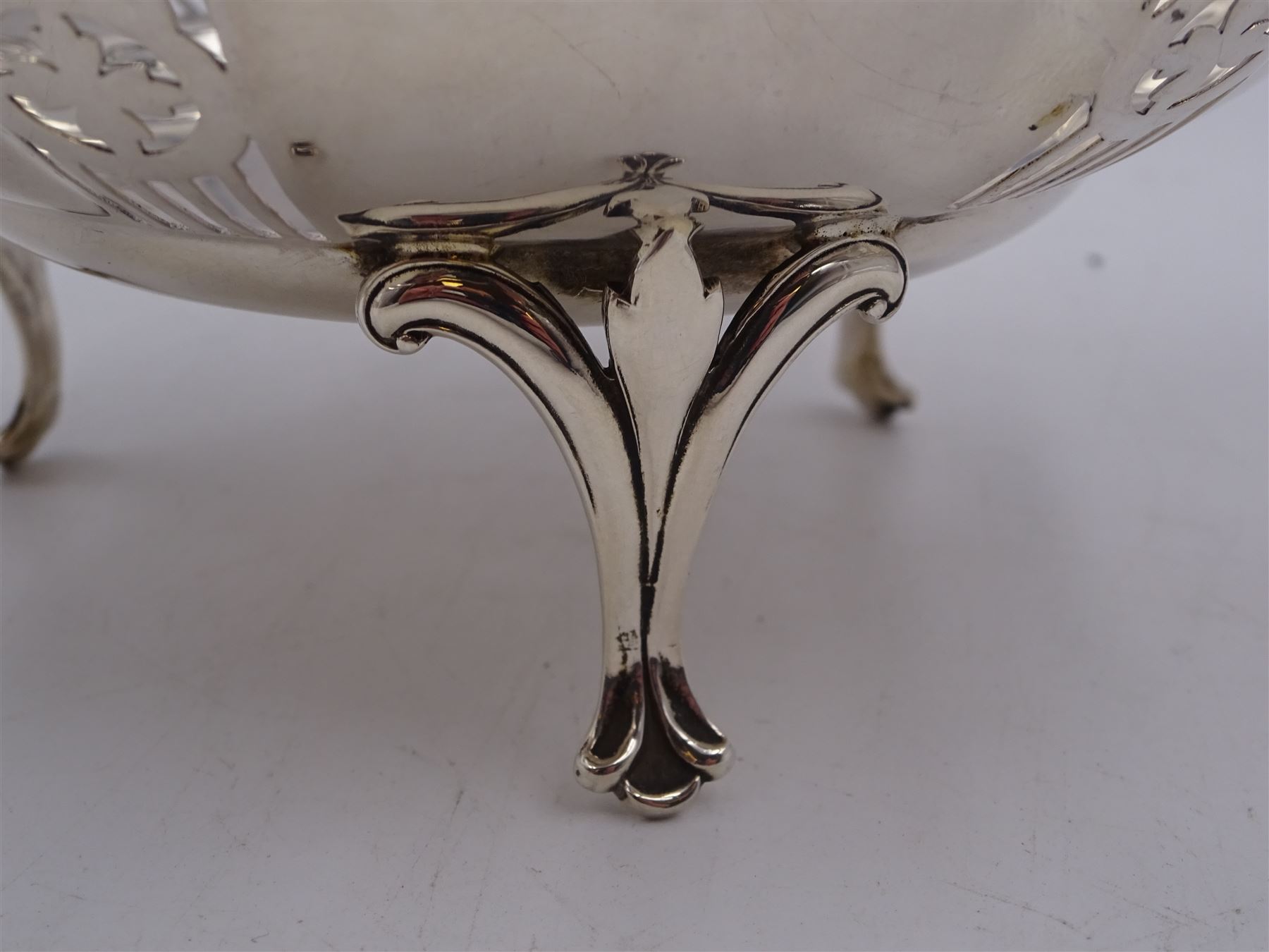 1920s silver bowl, of circular form with shaped rim and pierced sides, upon four feet, hallmarked Sydney & Co, Birmingham 1926, H7cm