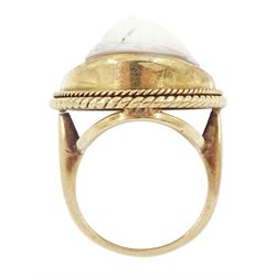 9ct gold cameo ring, depicting a portrait bust of a woman, Birmingham 1973