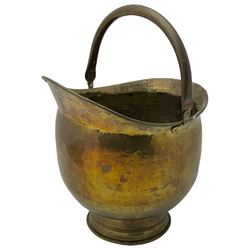 Brass coal scuttle (H64cm); brass fender and fireside companion set 