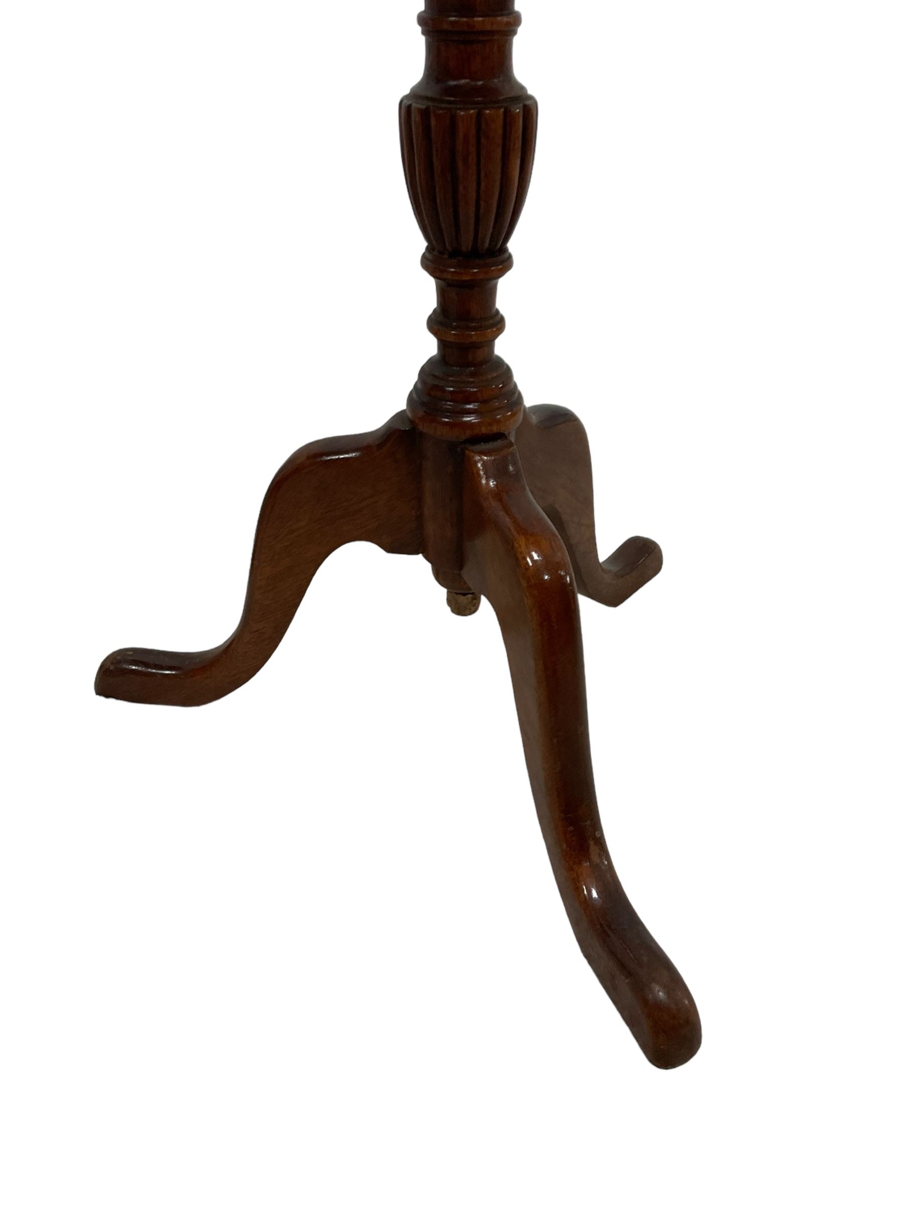 Early 20th century Georgian design mahogany side table, rectangular top with gadroon carved edge, on square supports with inner chamfer, decorated with beading, fretwork corner brackets (69cm x 45cm, H70cm); together with a pair of Georgian design mahogany wine tables (D31cm, H52cm)