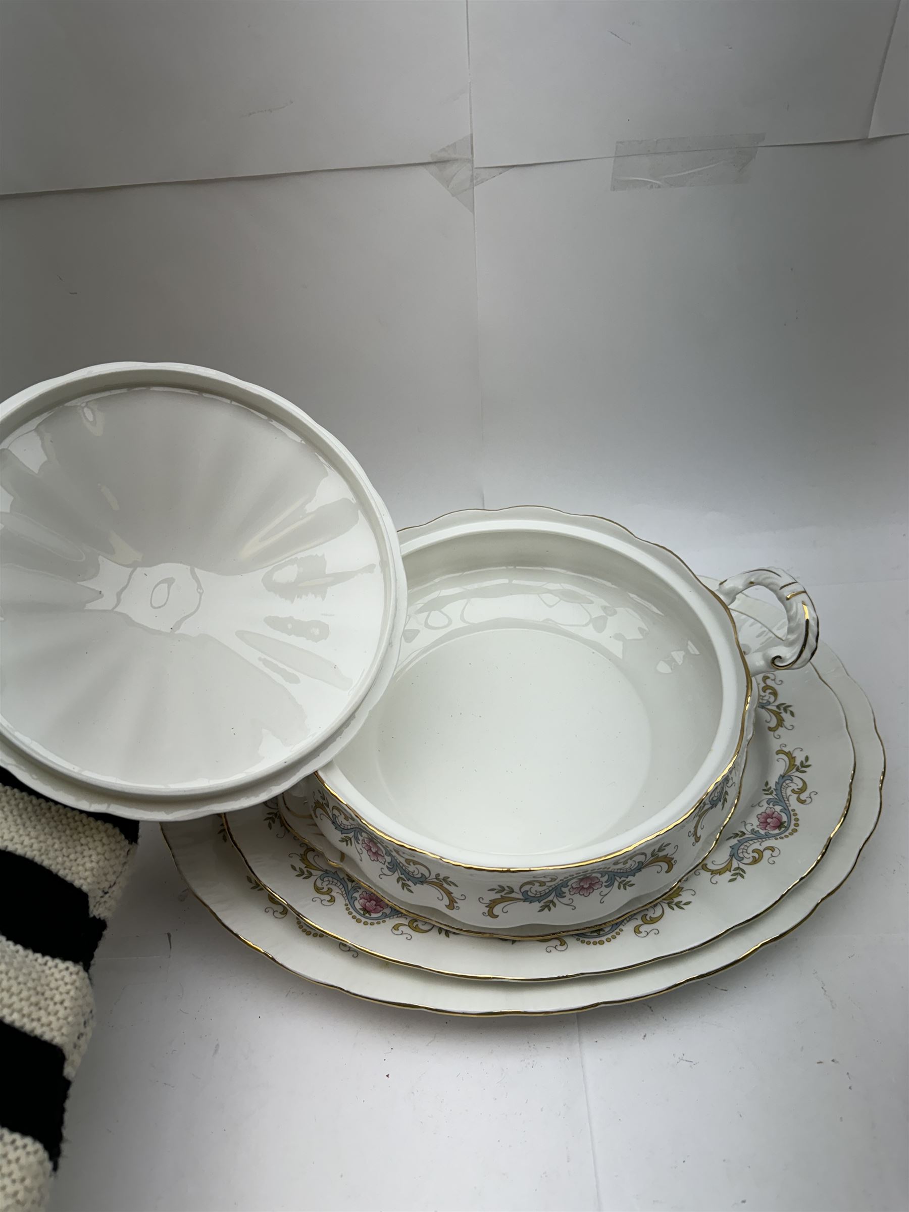 Royal Staffordshire Mandarin pattern tea and dinner wares, including six dinner plates, six side plates, serven twin handled bowls, covered dish etc 