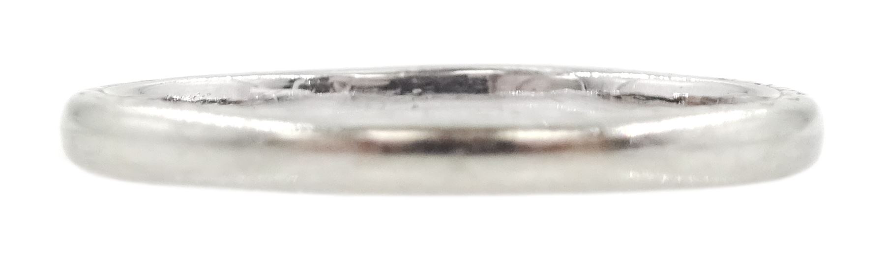 Early 20th century 18ct white gold band, the sides with engraved decoration, Birmingham 1932