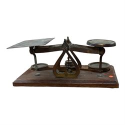 Set of 19th century postal scales with weights, H10cm