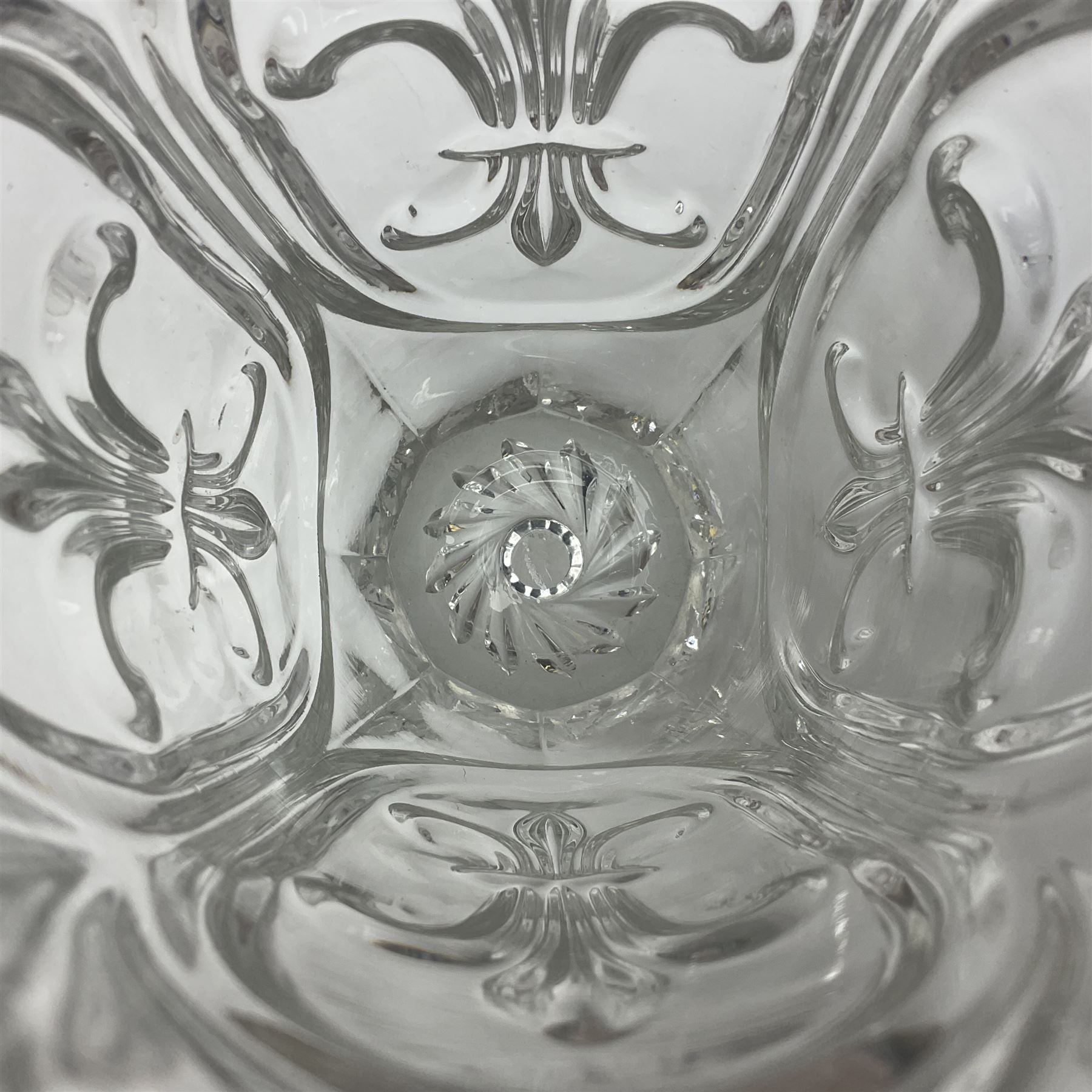 Glass vase in the style of Rudolf Schrötter for Rudolfova Hut, decorated fleur de lis, together with eight sherry glasses with cranberry bowls and twisted stems, vase H32cm 