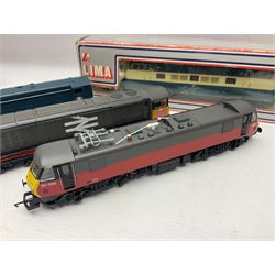 Hornby '00' gauge - Class 90 Electric locomotive with dummy pantograph No.90020 in BR Parcels red; Class 37 Diesel (English Electric Type 3) Co-Co locomotive No.37063 in BR Railfreight grey; Class 47 Diesel Co-Co locomotive 'Isambard Kingdom Brunel' No.47484 in BR Intercity green; and Class 58 Diesel Co-Co locomotive 'Bassetlaw' No.58034 in BR Railfreight red stripe; together with unmarked Diesel Bo-Bo locomotive No.8003; and Fleischmann diesel Bo-Bo locomotive No.221 110-0 in DB blue/cream; in unassociated Lima box (6)