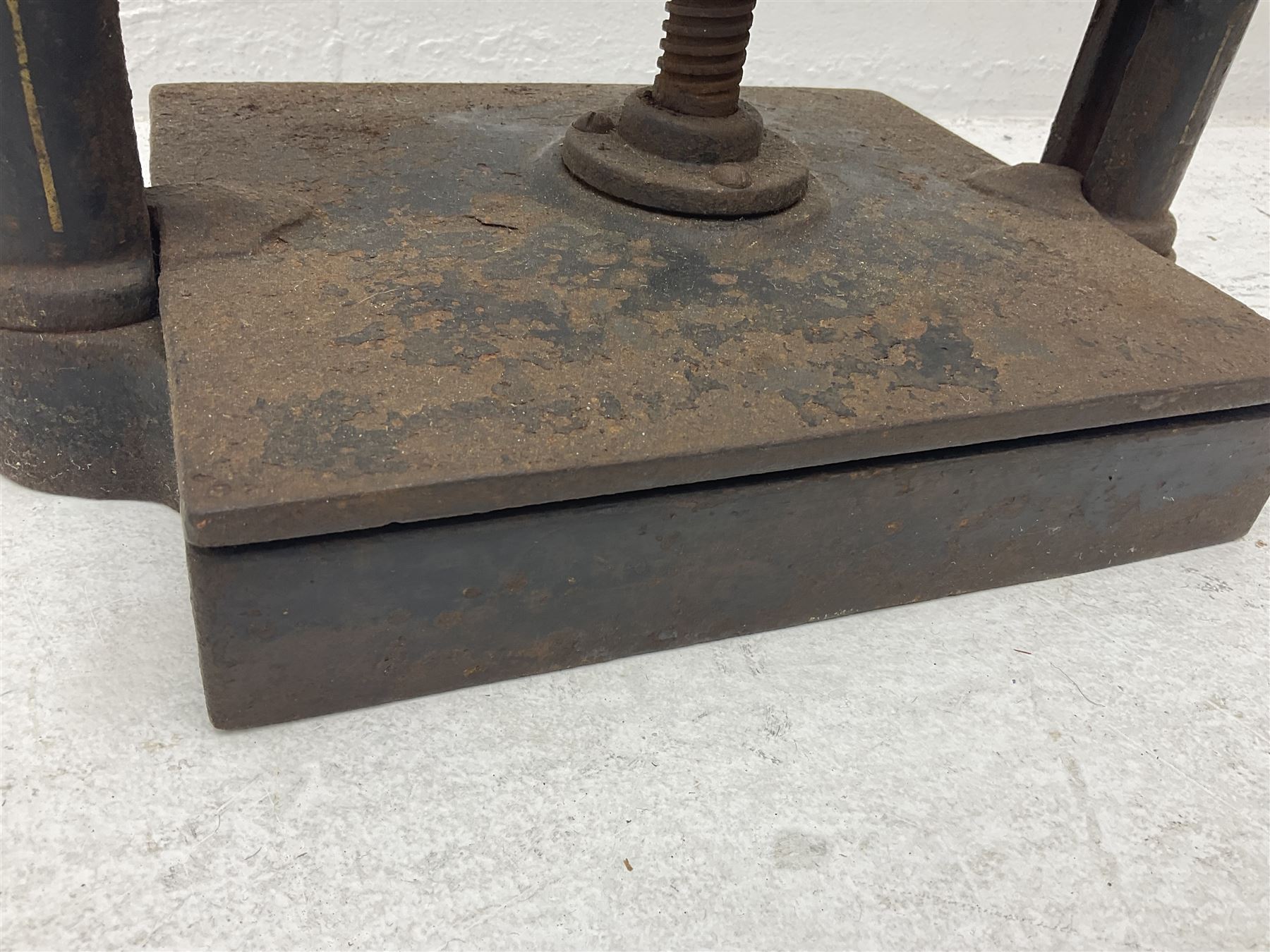 Cast iron hand cranked book press, H33cm 