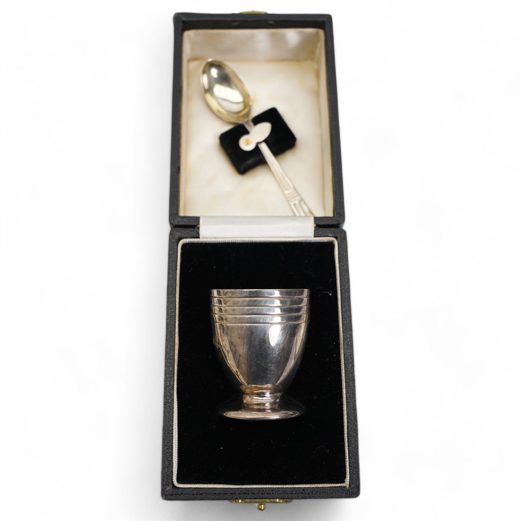 Elizabeth II silver egg cup and spoon London 1953, cased, silver spoon and pusher, six teaspoons and a dessert spoon