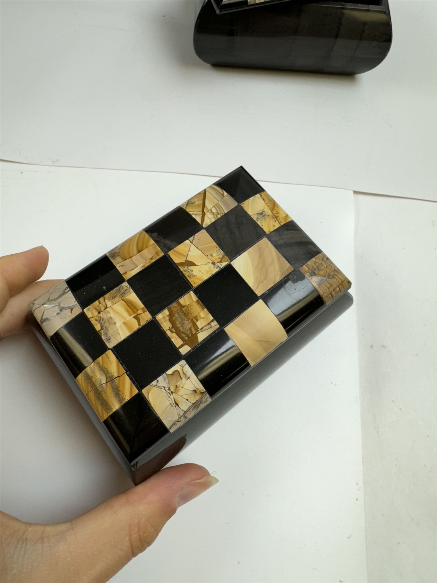 Pair of onyx boxes, with chequered lids, H5cm, L10cm 