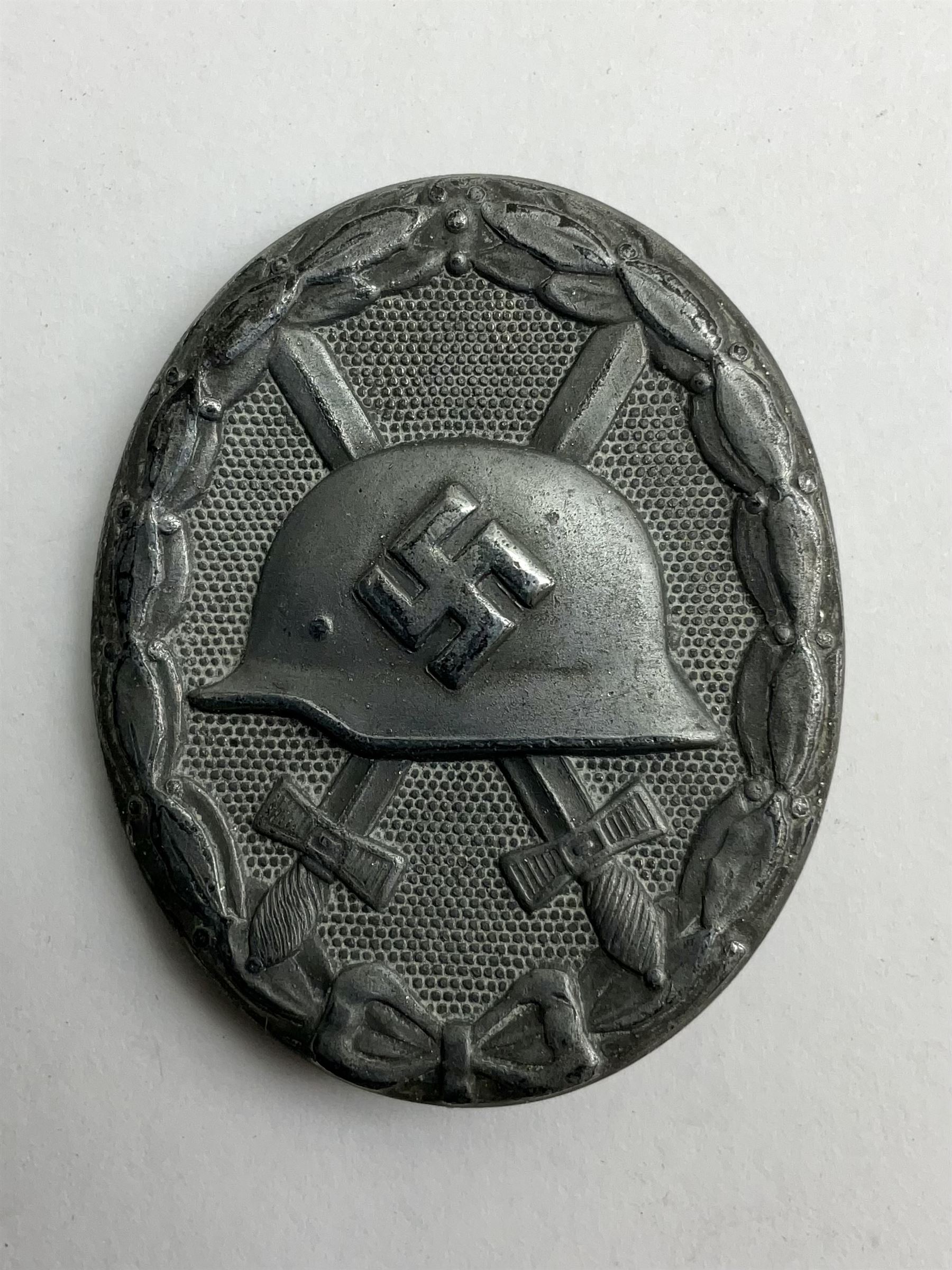 German Third Reich wound badge, marked L/21 verso 