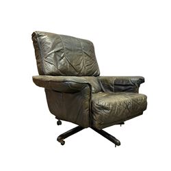 Pair of mid-to-late 20th century vintage leather swivel chair, on five-spoke base with castors