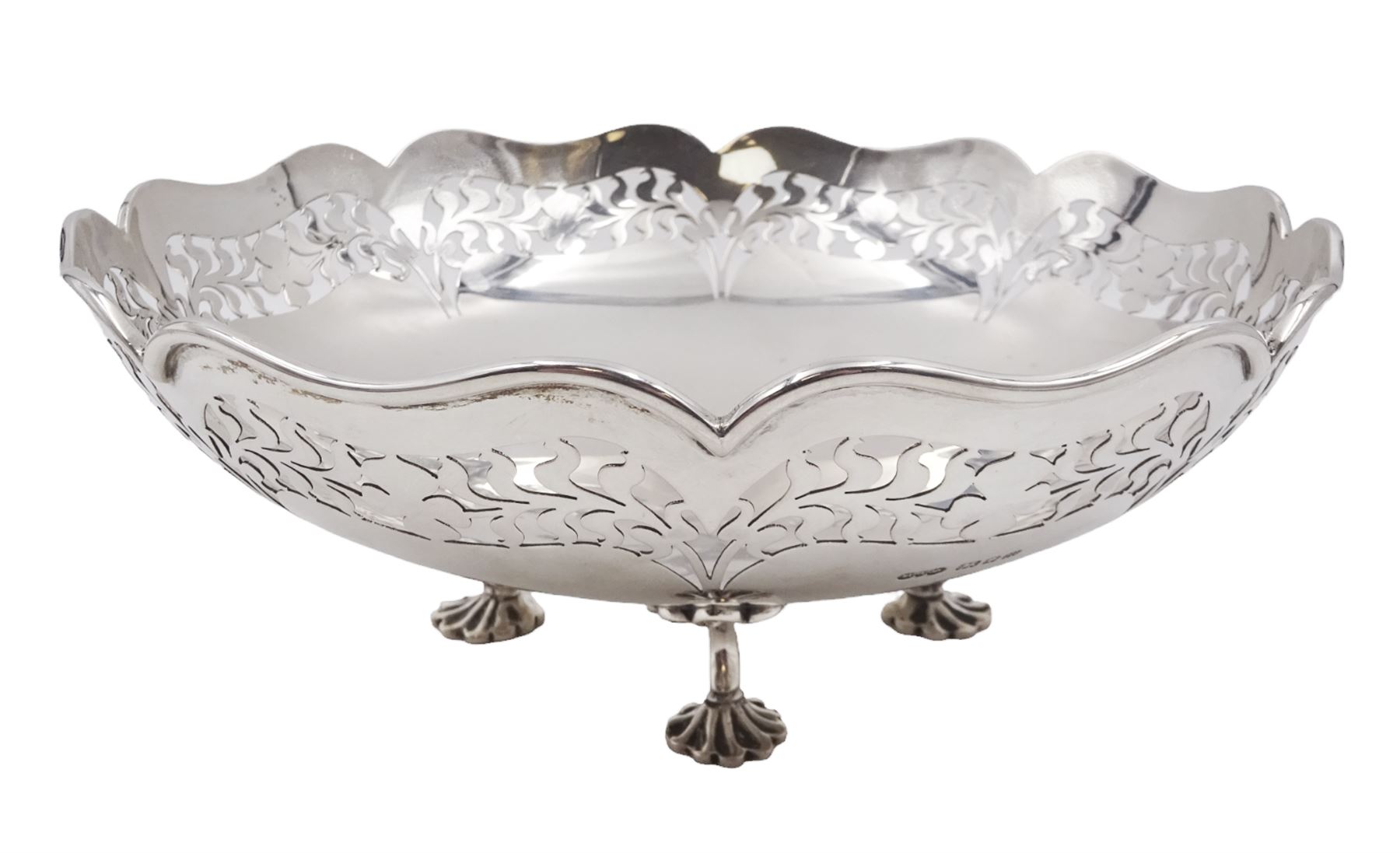 1920s silver bowl, of circular form with shaped rim, the sides with pierced foliate and floral decoration, upon four splayed feet, hallmarked Reid & Sons, London 1927, H9cm, D23cm