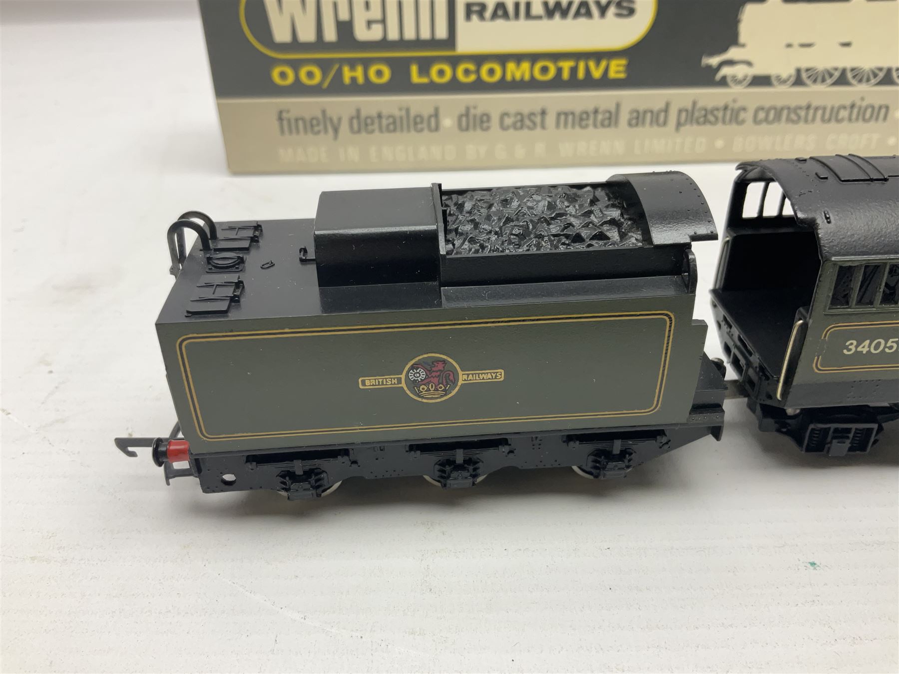 Wrenn '00' gauge - Streamlined Bulleid Pacific 'Battle of Britain' 4-6-2 locomotive 'Winston Churchill' No.34051 in BR Green; boxed with instructions