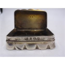 1930s silver snuff box, of rectangular form with scalloped edge, hallmarked Robert Pringle & Sons, Birmingham 1936, W5cm